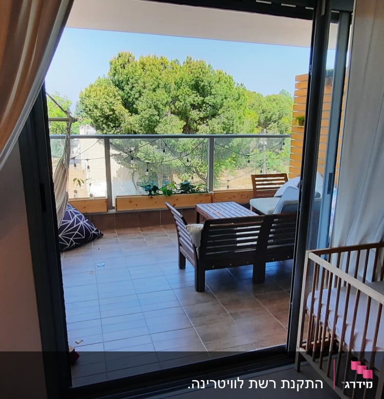 מעקה אלומיניום במרפסת עם נוף לעצים